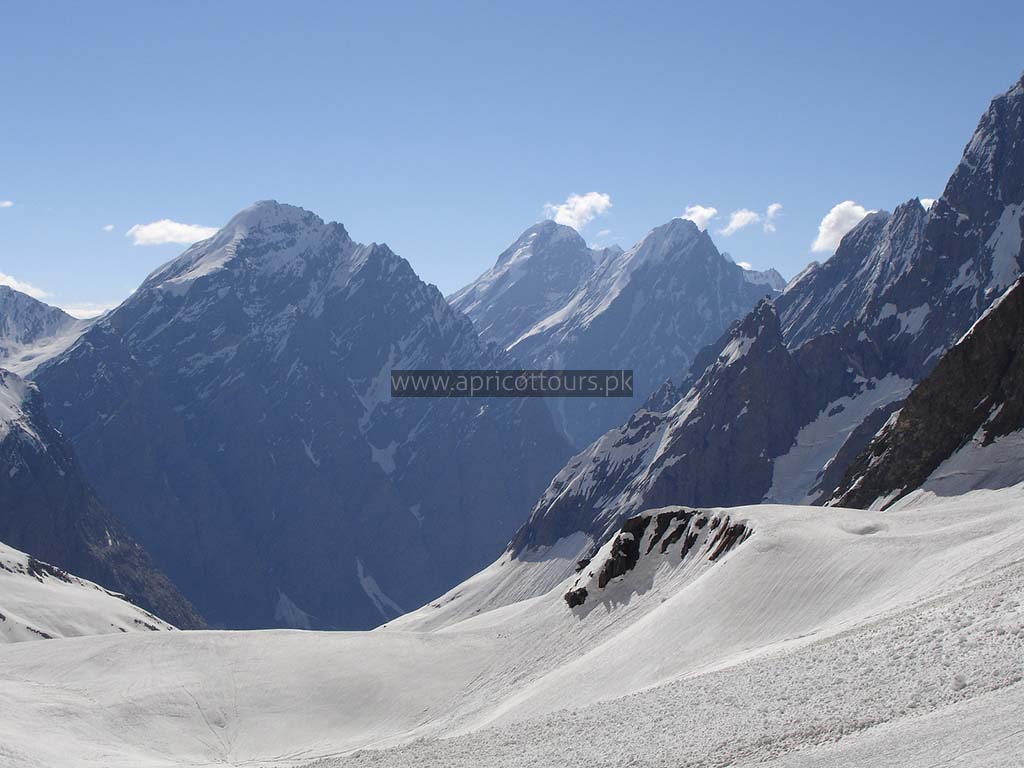 Crossing Thui Pass during Trek